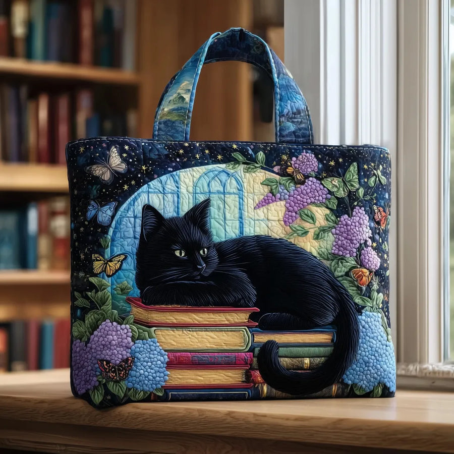 BRUNEL PARIS | Sac artisanal Chat Noir parmi les livres